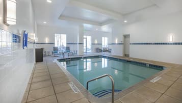 Innendørsbasseng og solsenger