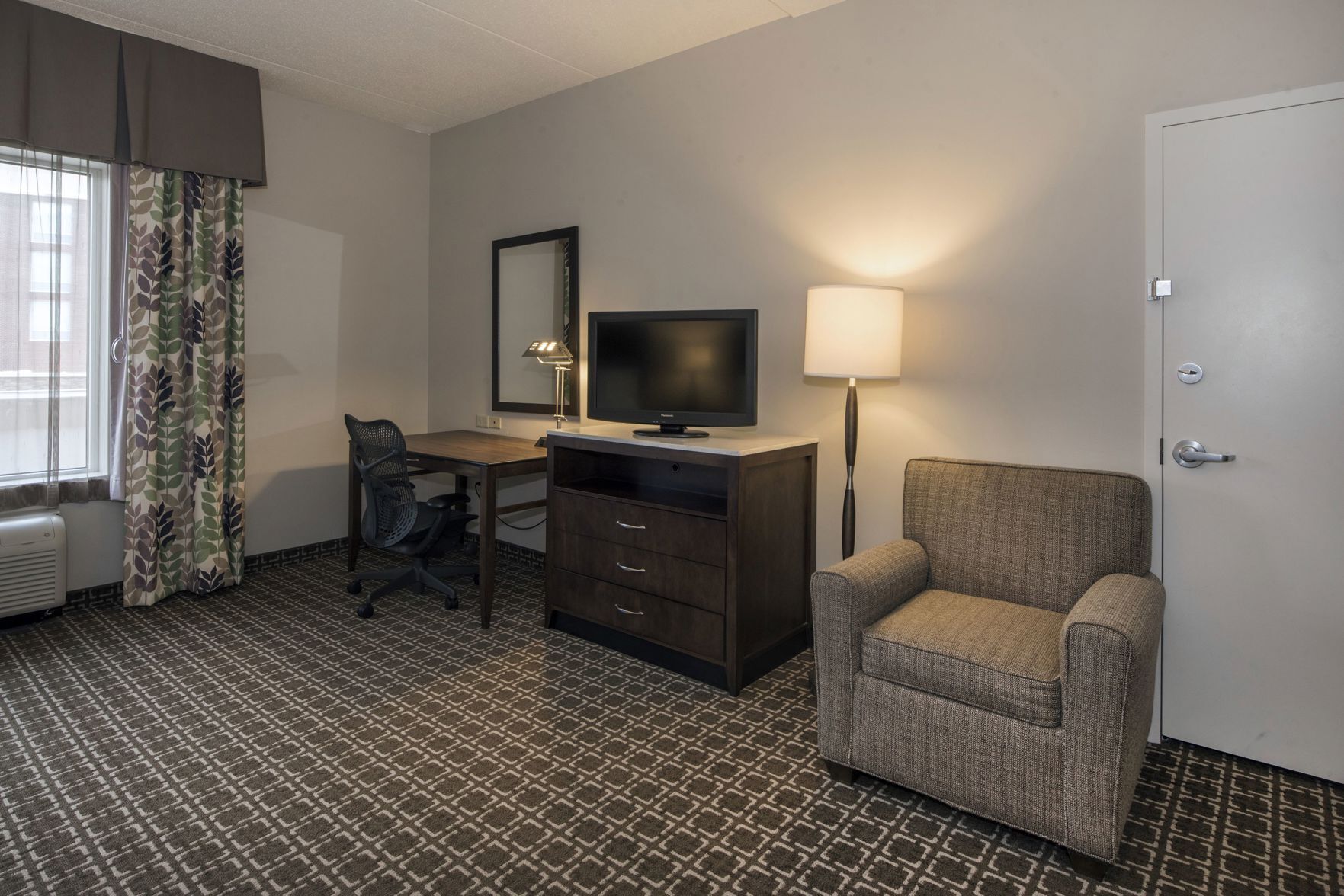 Living area | 43-inch Smart TV with cable channels, TV