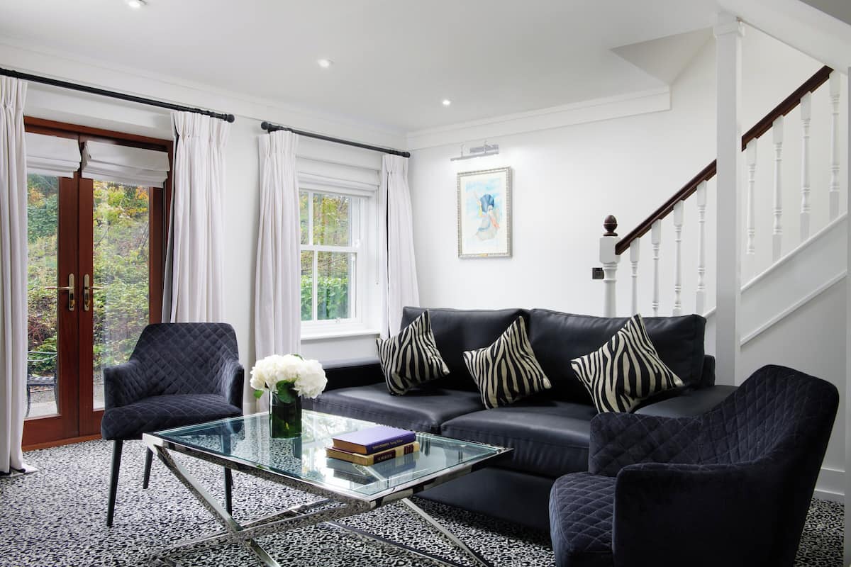 Duplex Suite | Draps en coton égyptien, literie de qualité, coffre-fort, décor unique