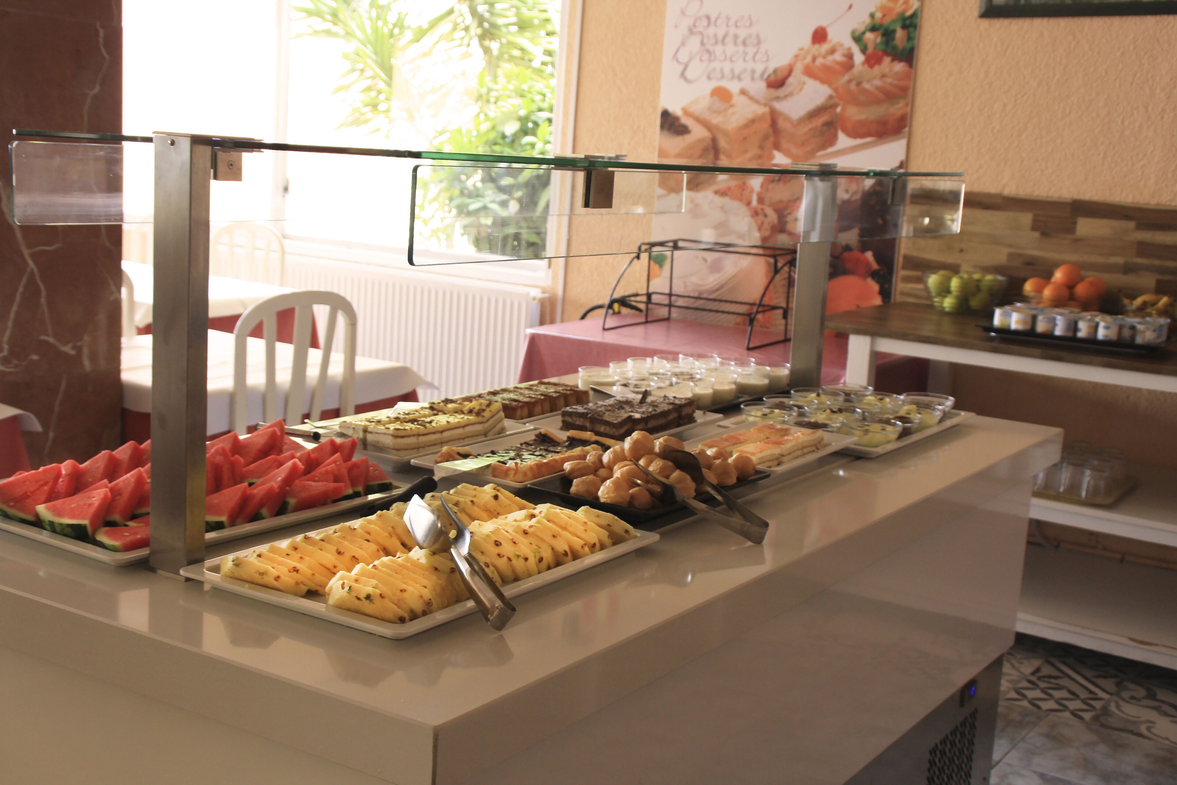 تقديم الإفطار، الأطباق العالمية، إطلالات على حمام السباحة