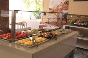 Se sirven desayunos y cocina internacional (con vistas a la piscina)