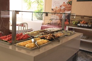 Se sirven desayunos y cocina internacional (con vistas a la piscina) 