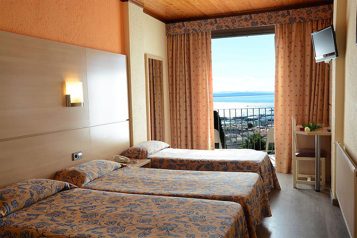 triple room | desk, iron/ironing board, free wifi, bed sheets