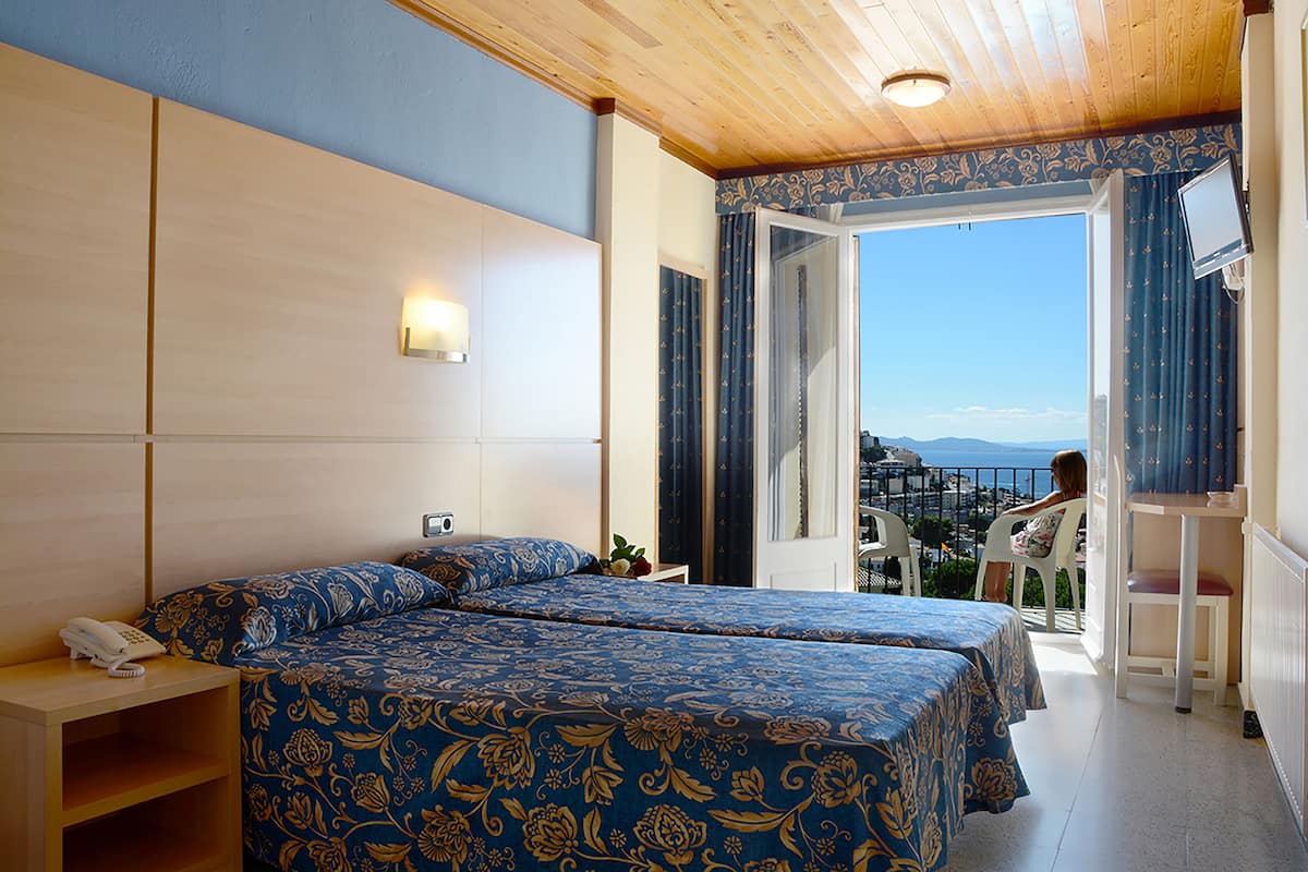 standard room | desk, iron/ironing board, free wifi, bed sheets