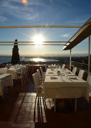 Se sirven desayunos y cocina internacional (con vistas a la piscina) 