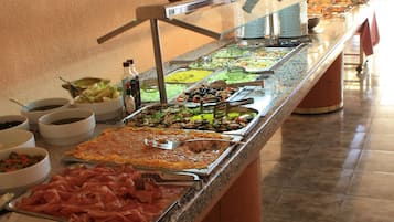 Ofereix vistes a la piscina i s'hi serveixen esmorzars, dinars i sopars