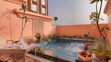 Plunge Pool King size bed with Bath tub | 客房景观