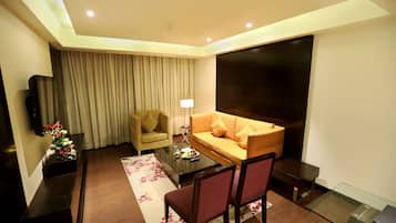 Suite | 客厅 | 液晶电视、壁炉、DVD 播放器