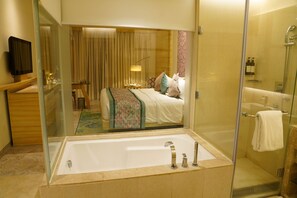 Bathtub dan shower terpisah dan perlengkapan mandi gratis