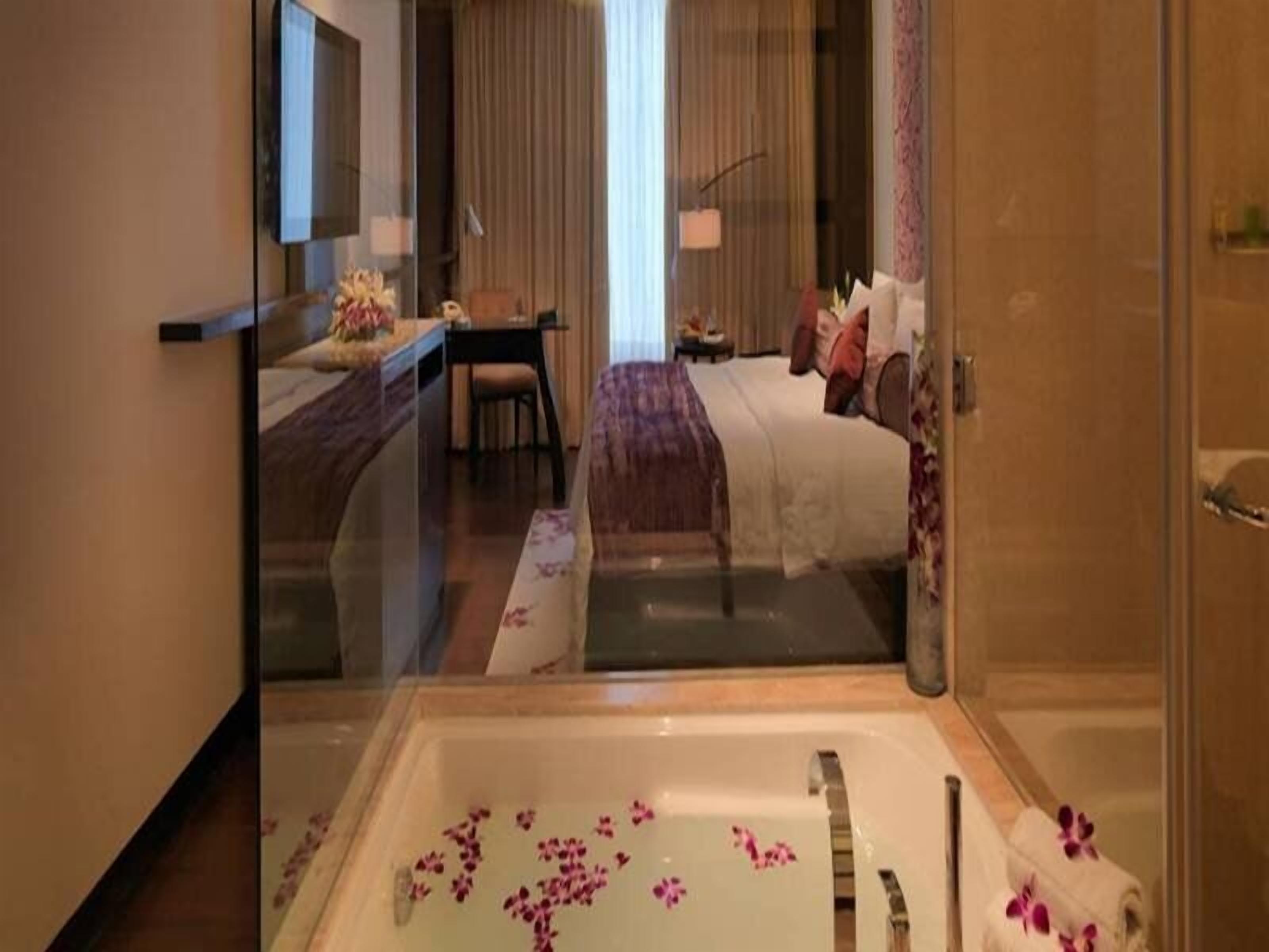 1 kamar tidur, minibar, brankas, dan ruang kerja ramah laptop