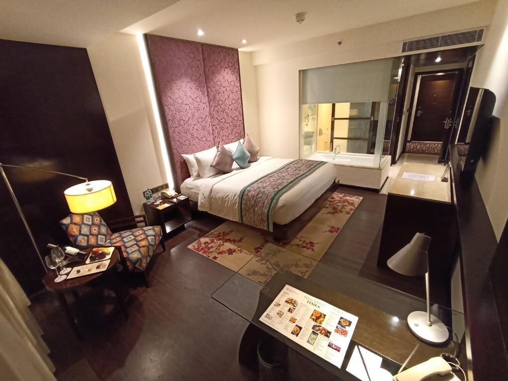 1 kamar tidur, minibar, brankas, dan ruang kerja ramah laptop