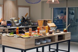 Free daily buffet breakfast 