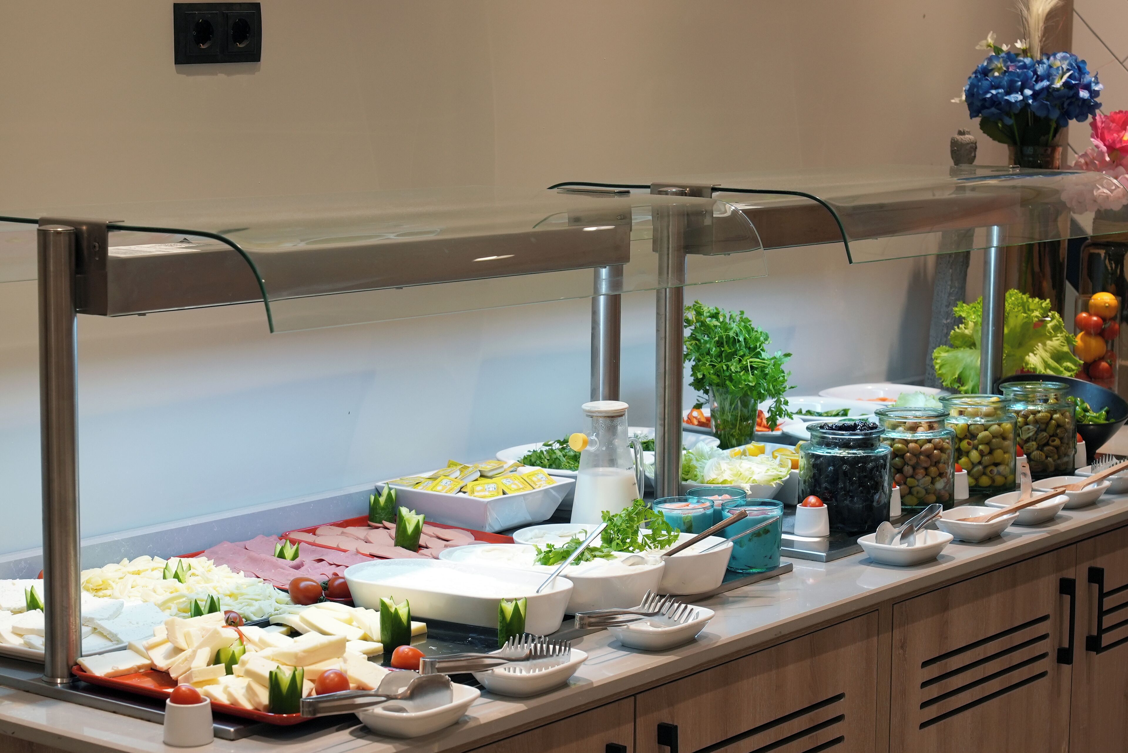 Een buffet met verschillende soorten eten en bestek.