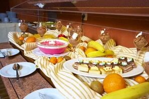 Free daily buffet breakfast