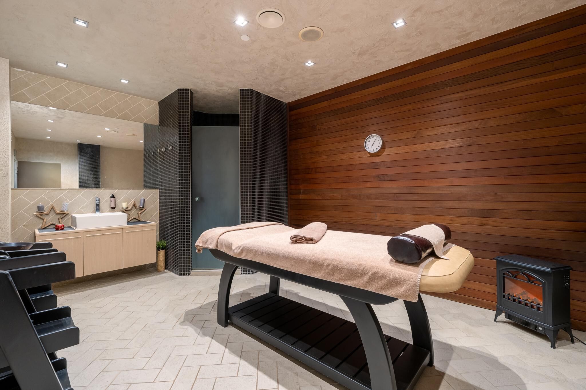 Vartalohoitoja, aromaterapiaa, kasvohoitoja