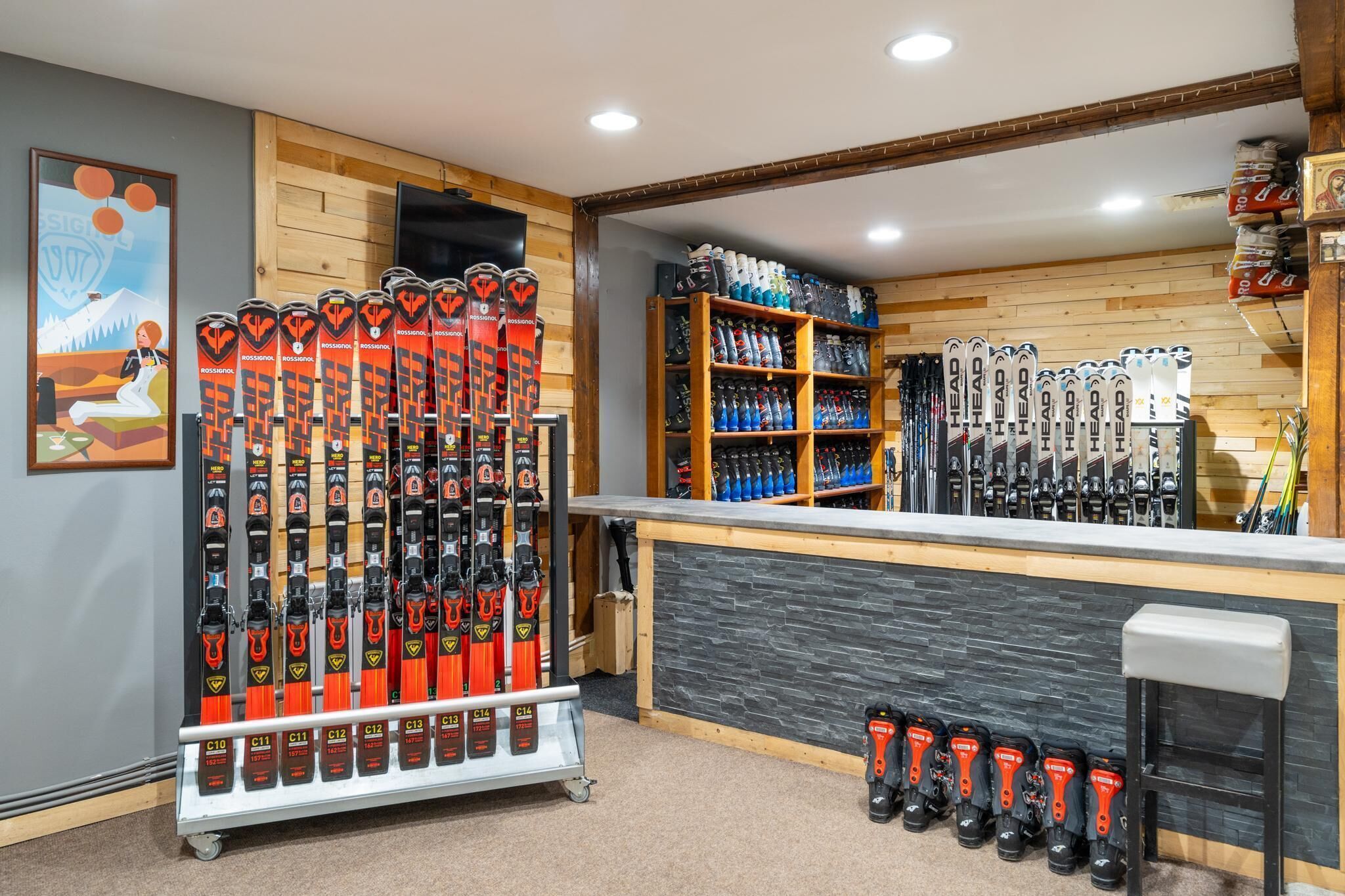 Un magasin d'articles de ski où l'on trouve des rangées de skis et de chaussures de ski.