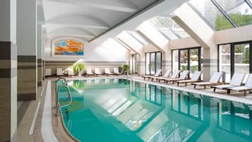 Piscine couverte, chaises longues