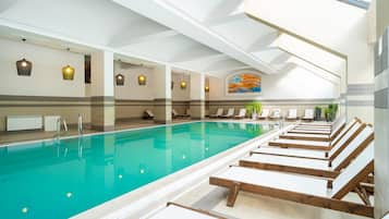 Piscine couverte, chaises longues