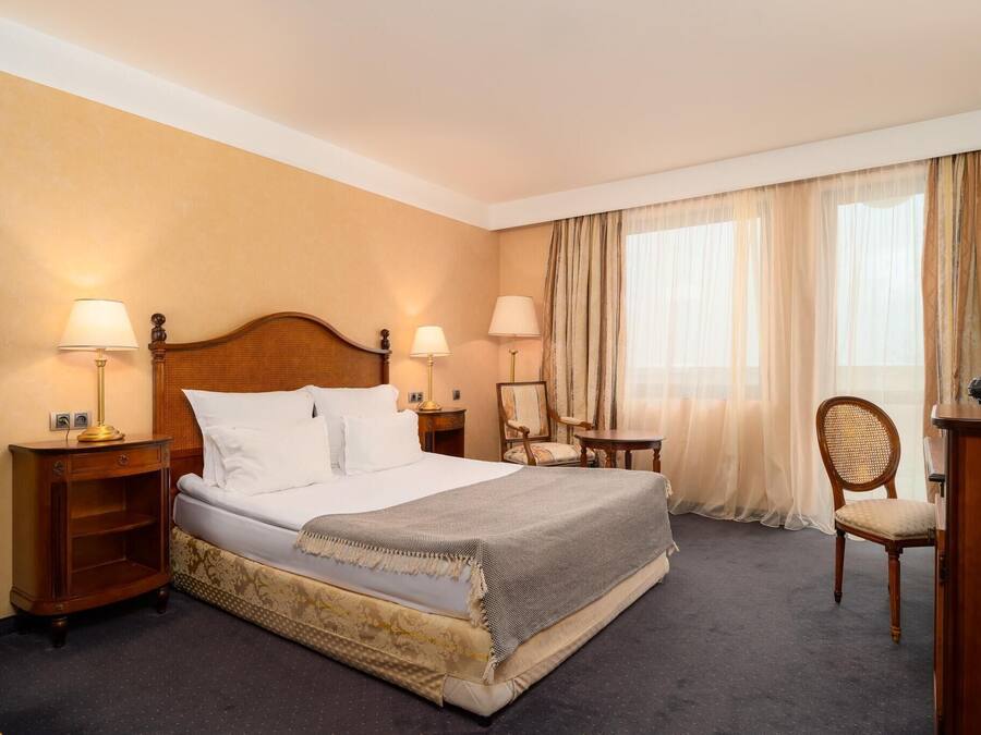 1 quarto, frigobar, cofres nos quartos, escrivaninha
