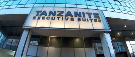 Fachada de la propiedad por la tarde o noche