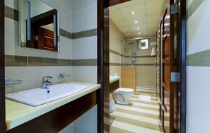 Shower, rainfall showerhead, free toiletries, hair dryer - Tanzanite Executive Suites (Dar es Salaam)