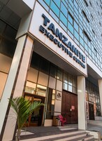 Un edificio con un cartello che riporta la scritta "TANZANITE EXECUTIVE SUITES".