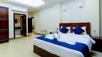 高档床上用品、记忆海绵床垫、迷你吧、客房内保险箱