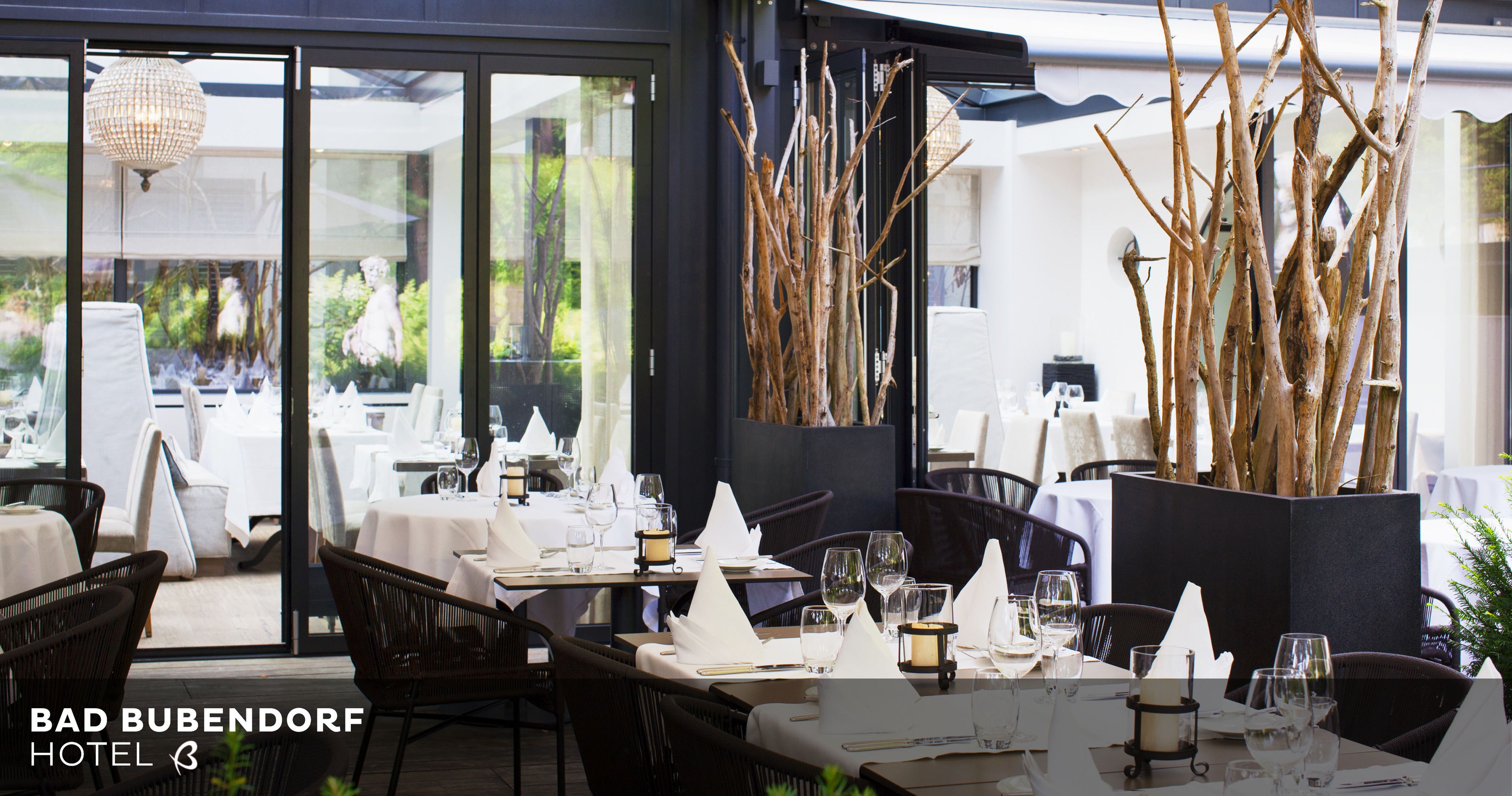 3 restaurantes, se sirven comidas, cenas y cocina mediterránea