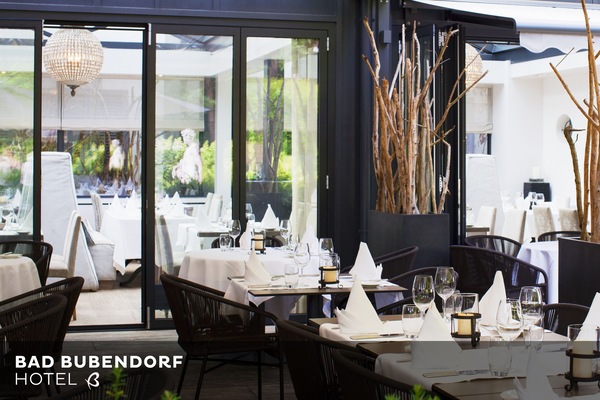 3 restaurantes; se sirven almuerzos, cenas y cocina mediterránea