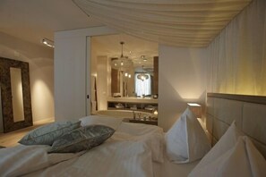 Premium suite (Charming) | Een minibar, een kluis op de kamer, een bureau, geluiddichte muren