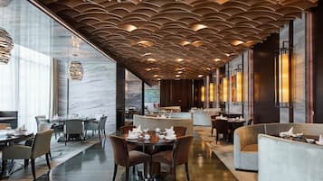 4 restaurantes; se sirven almuerzos, cenas y cocina internacional