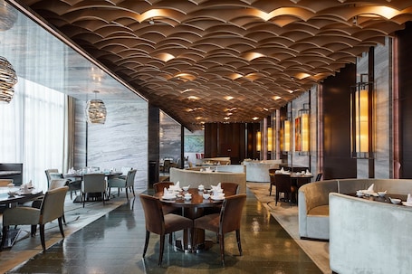 4 restaurantes; se sirven almuerzos, cenas y cocina internacional . The Westin Ningbo