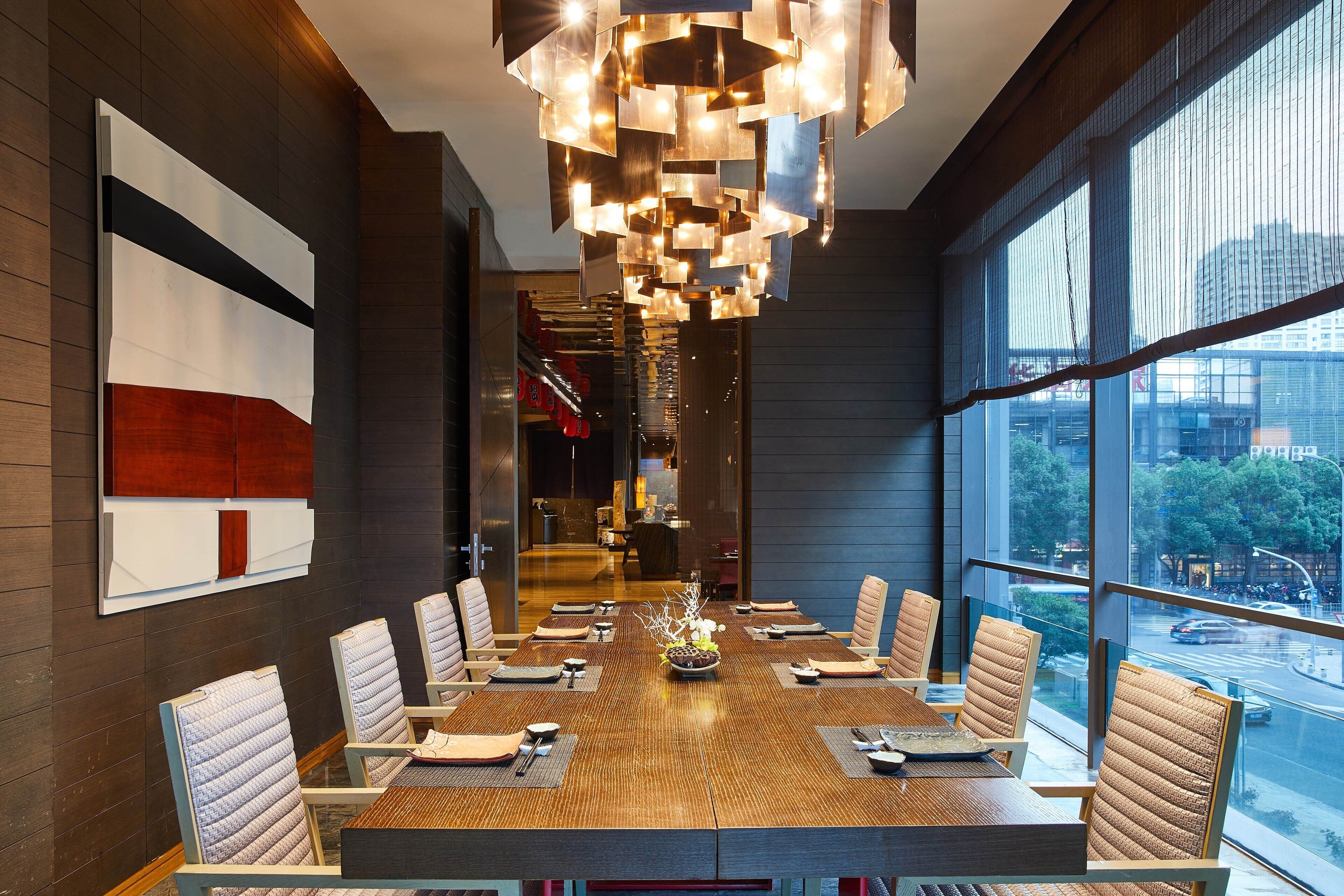 4 restaurants, lunch, dinner, brunch served; international cuisine