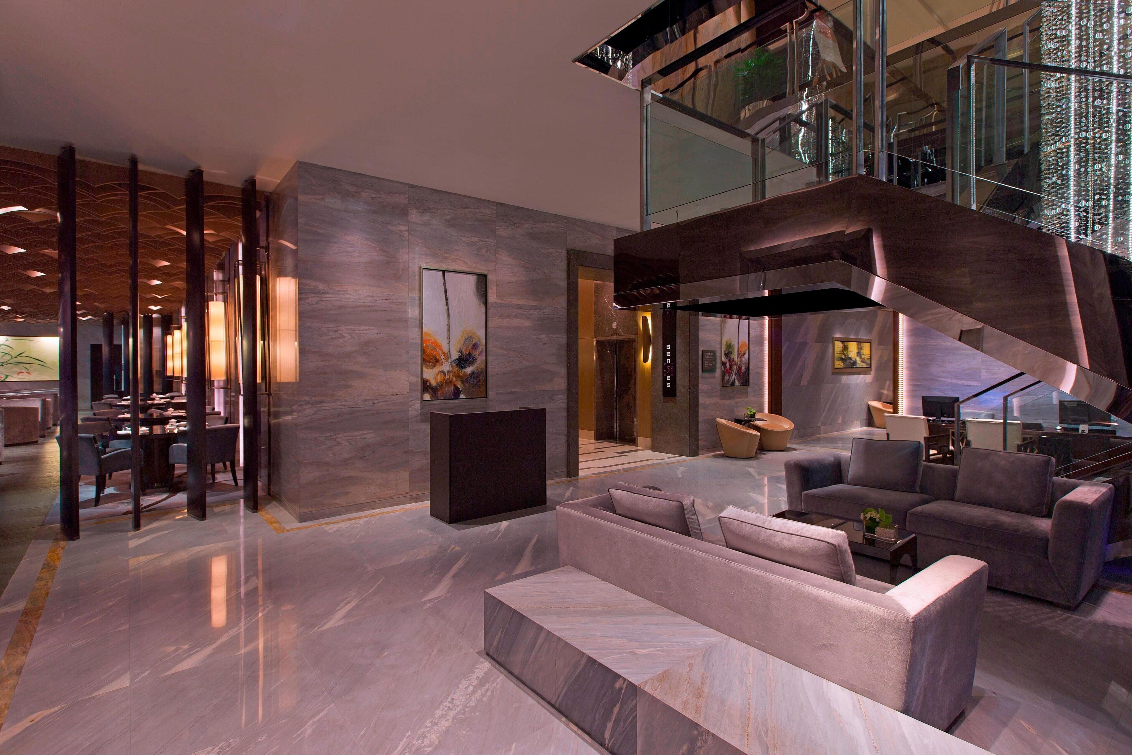 4 restaurantes; se sirven almuerzos, cenas y cocina internacional 