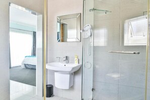 Shower, rainfall showerhead, hair dryer, towels - Al-Beit Lodge (Gqeberha (Port Elizabeth))