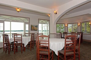 2 restaurants; lunch and dinner served - Viamede Resort (North Kawartha)