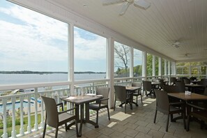 2 restaurants, lunch, dinner served; local cuisine - Viamede Resort (North Kawartha)