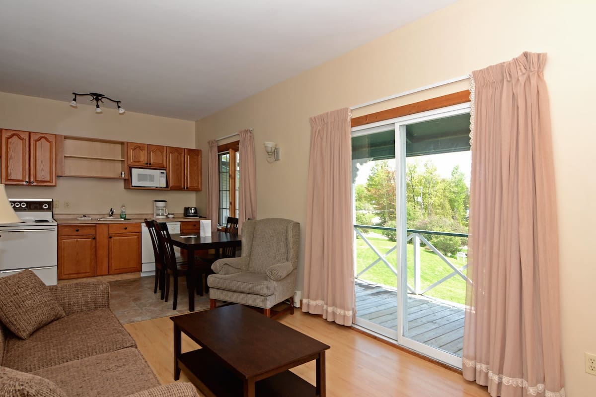 Cottage, 2 Bedrooms | Premium bedding, desk, iron/ironing board, free WiFi