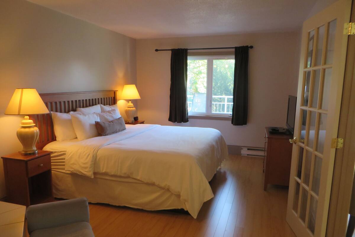 Suite | Premium bedding, desk, iron/ironing board, WiFi (free)
