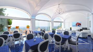 Café da manhã com buffet grátis todos os dias