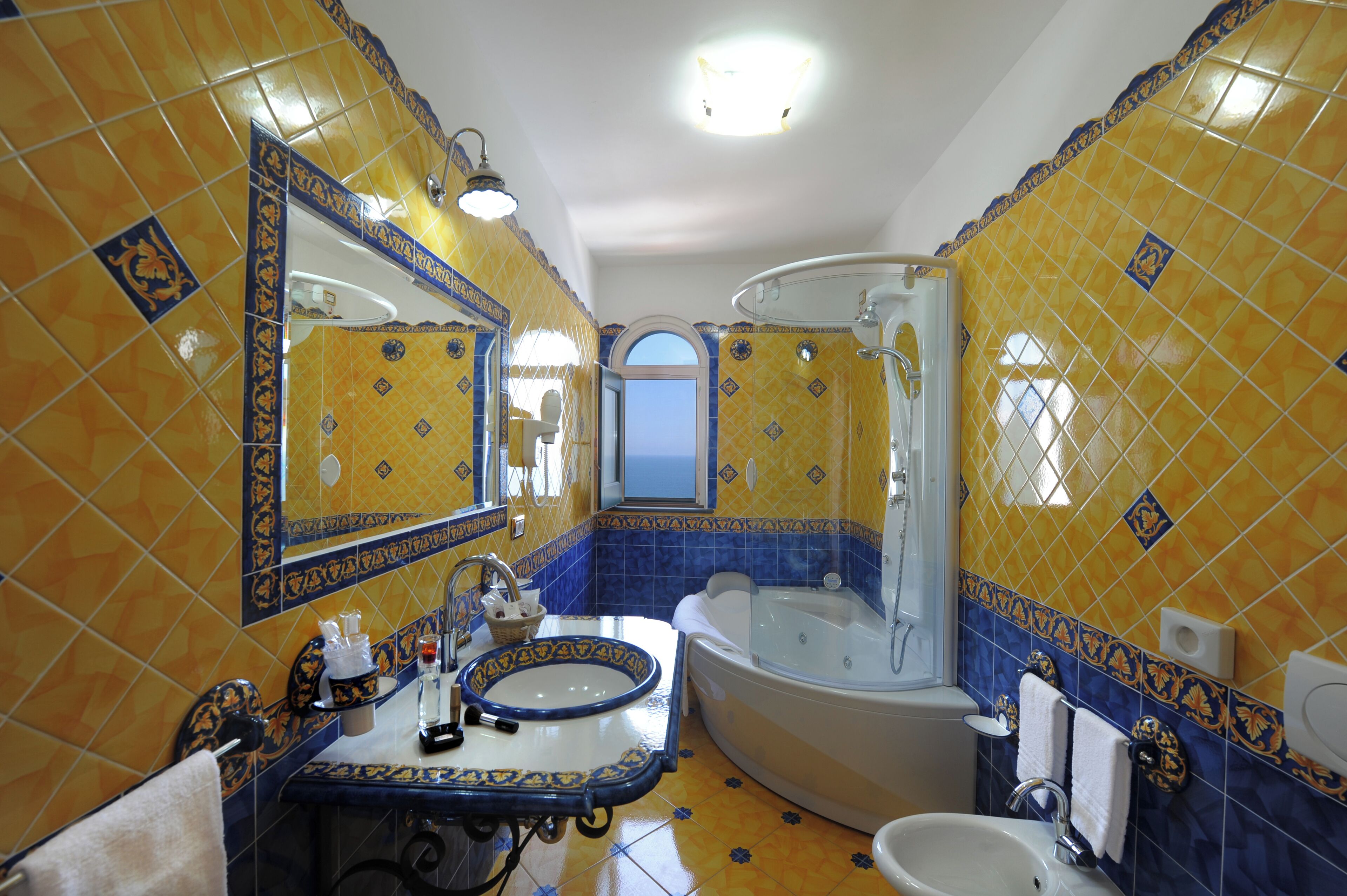 deluxe double or twin room, sea view | bathroom | shower, free toiletries, hair dryer, bidet