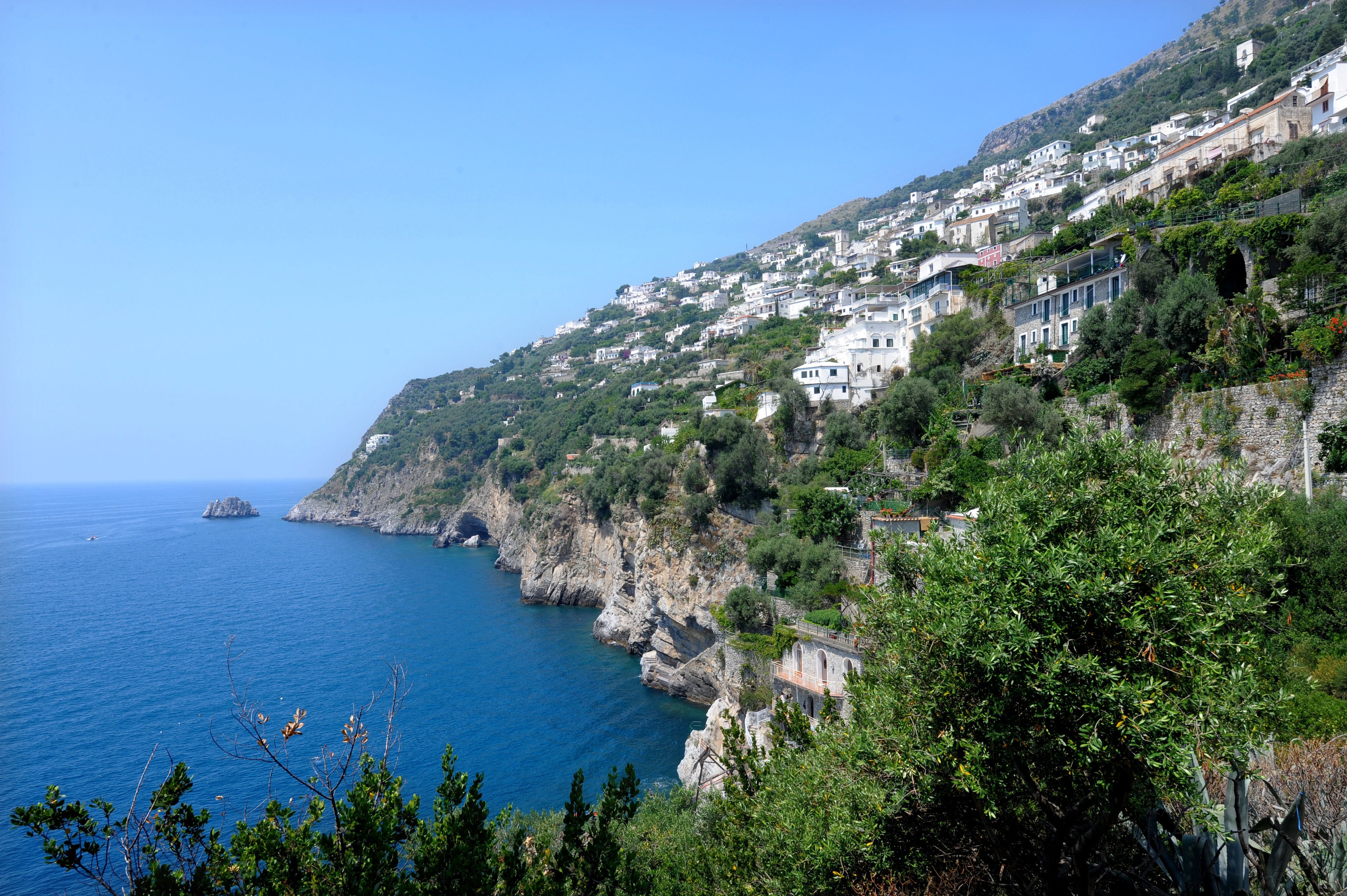 Un pueblo costero con edificios en una ladera con vistas al mar.