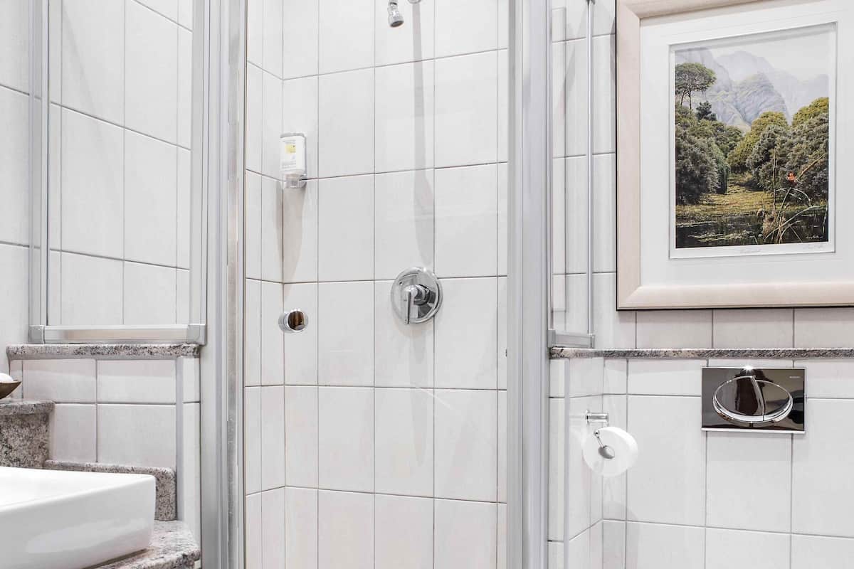 superior room, 1 king bed | bathroom | separate bathtub and shower, designer toiletries, hair dryer, towels