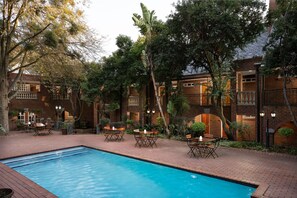 2 albercas al aire libre, sombrillas en la alberca y camastros 