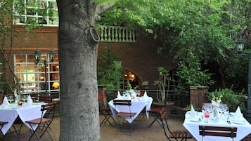 Petit déjeuner, déjeuner et dßner servis sur place, vue sur la piscine