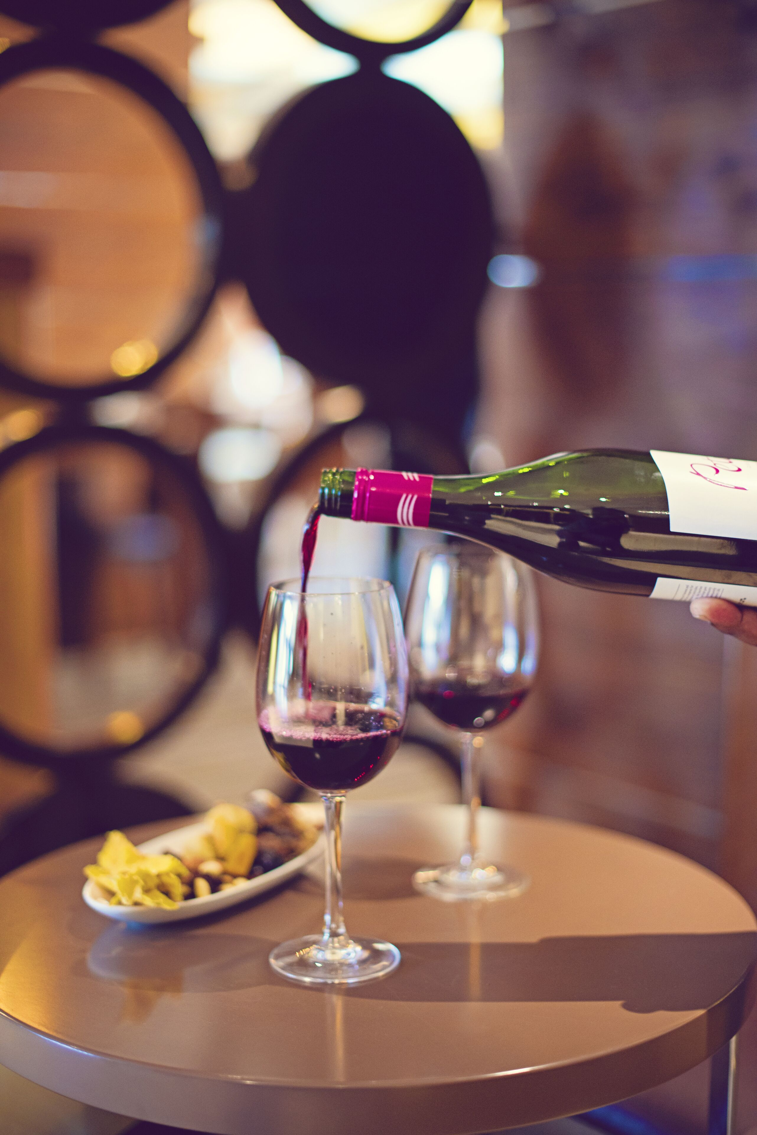 Breakfast, lunch, dinner served; pool views 