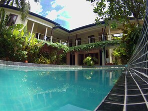 Outdoor pool, pool umbrellas, sun loungers - Pier 42 Boutique Resort & Spa (Chalong)