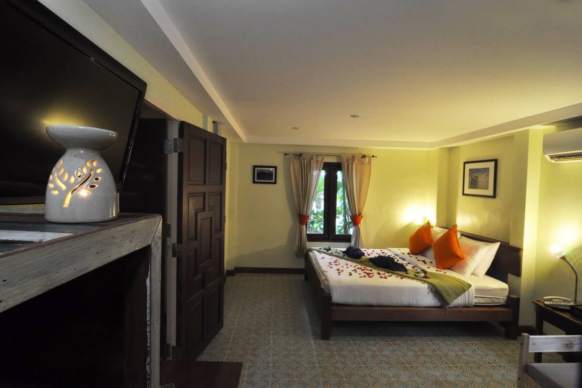 Minibar, in-room safe, WiFi (free)