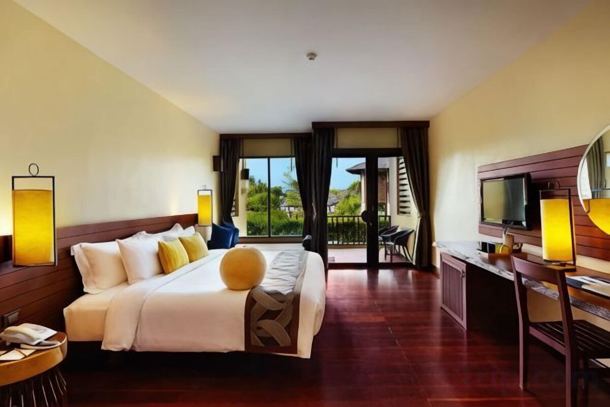 Egyptian cotton sheets, premium bedding, minibar, in-room safe