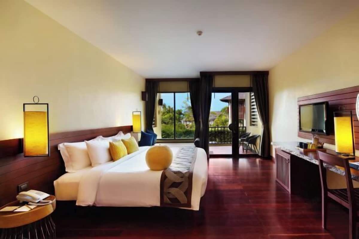 Egyptian cotton sheets, premium bedding, minibar, in-room safe